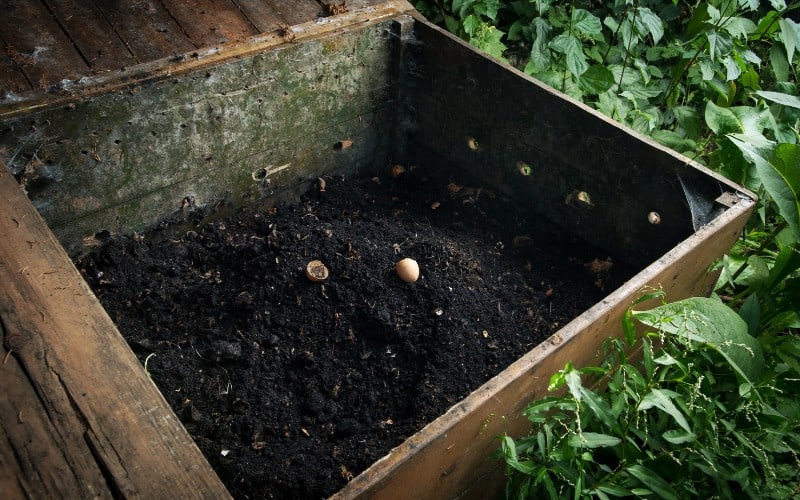 difference between compost pile and compost bin