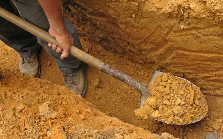 how-to-use-a-trenching-shovel-quick-video-guide