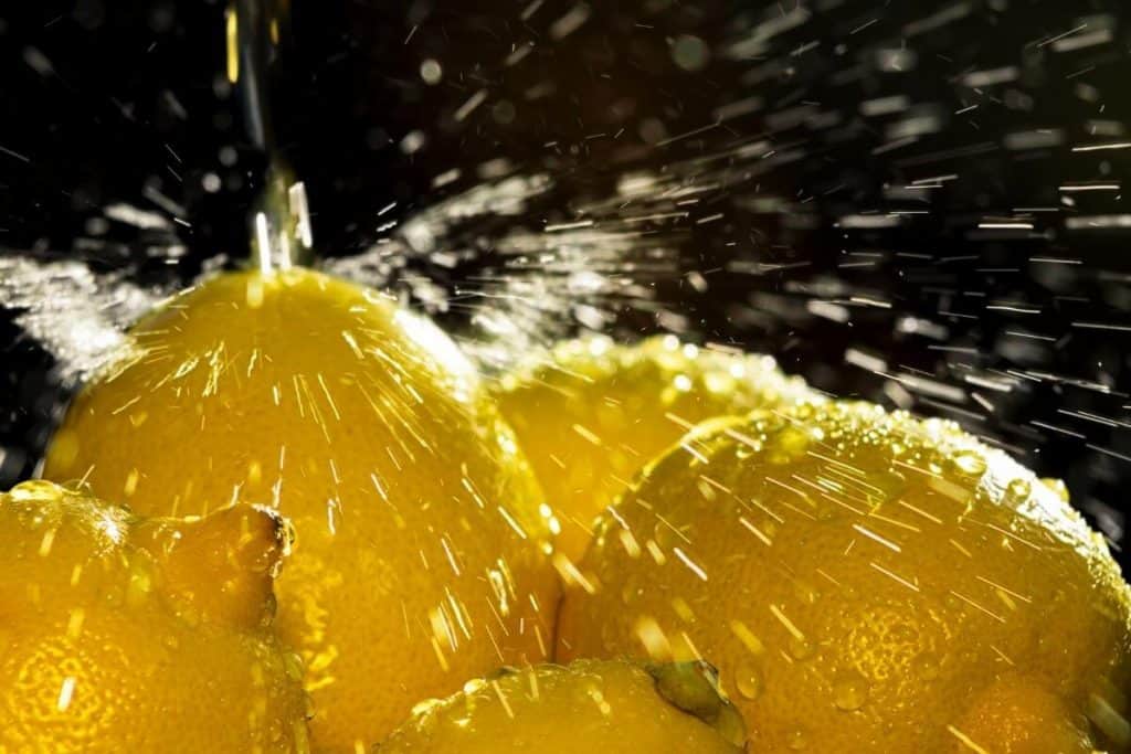 How Does Spraying Water on Fruit Keep It From Freezing