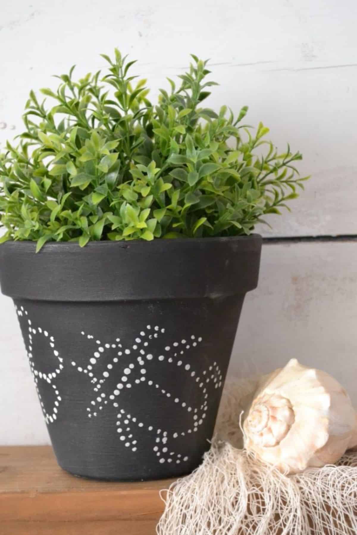 Black dot hand-painted flowerpot.